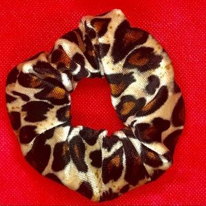 Accessories - HP!🥳Trending Velvet Leopard Print Scrunchie Accessories - HP!🥳Trending Velvet Leopard Print Scrunchie